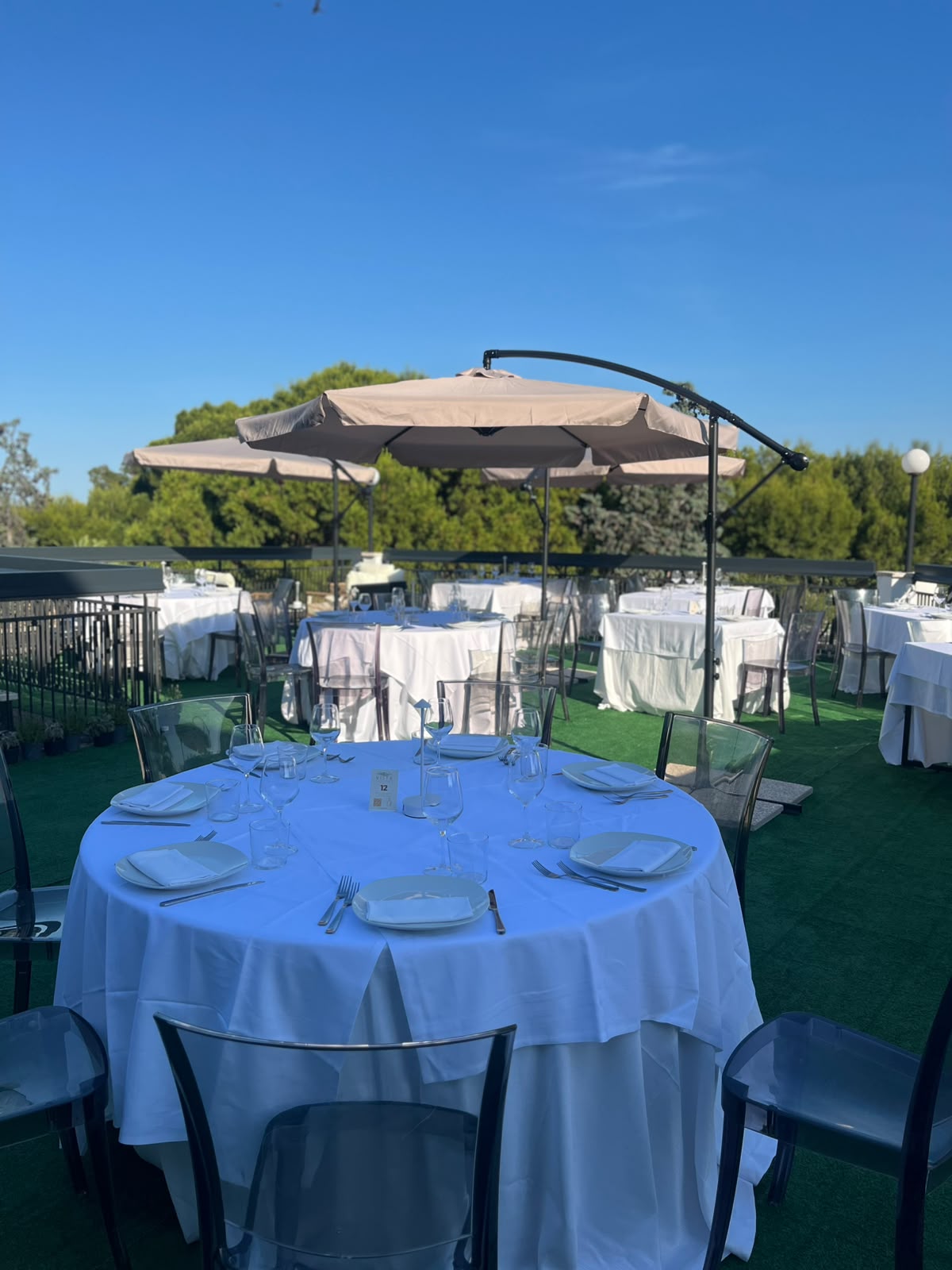 Tavoli apparecchiati sulla terrazza Vista