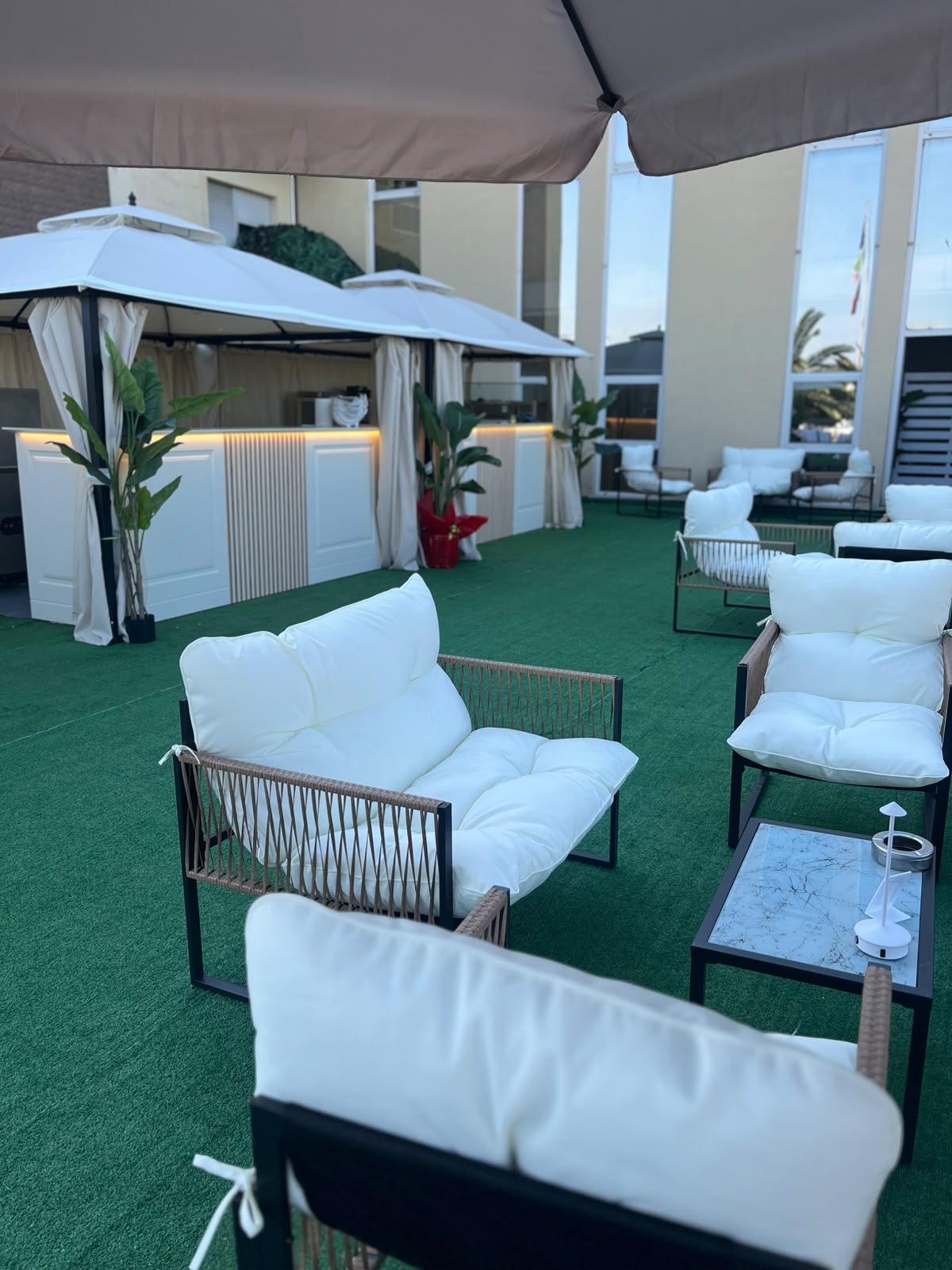 Tavoli e atmosfera della terrazza